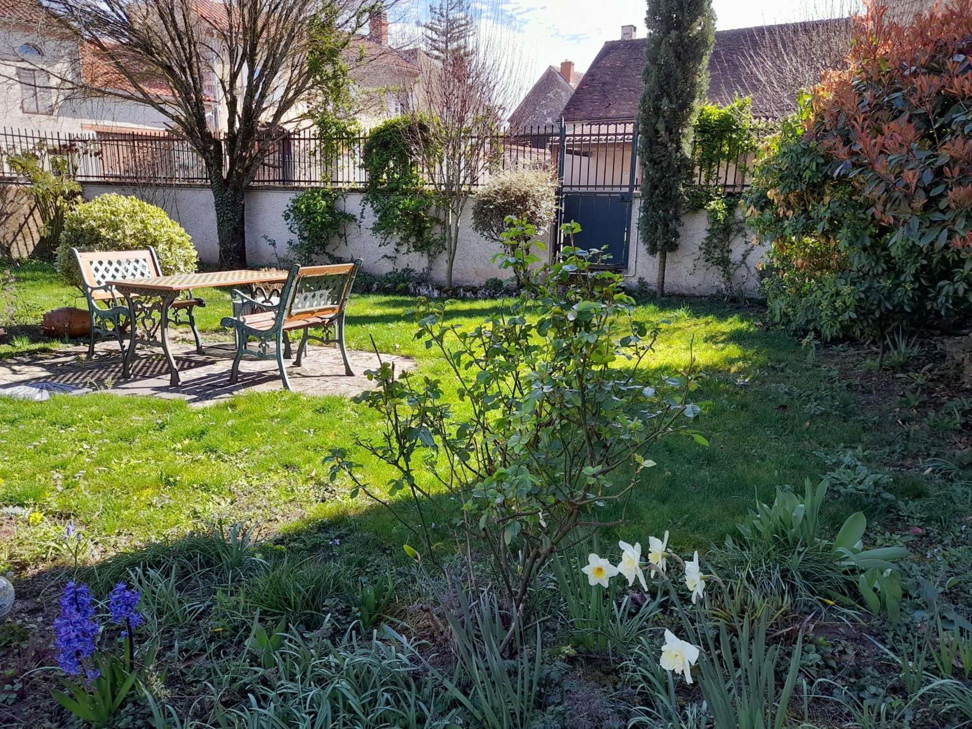 La Maison Du Prince De Conde Charroux-dʼAllier Exteriör bild